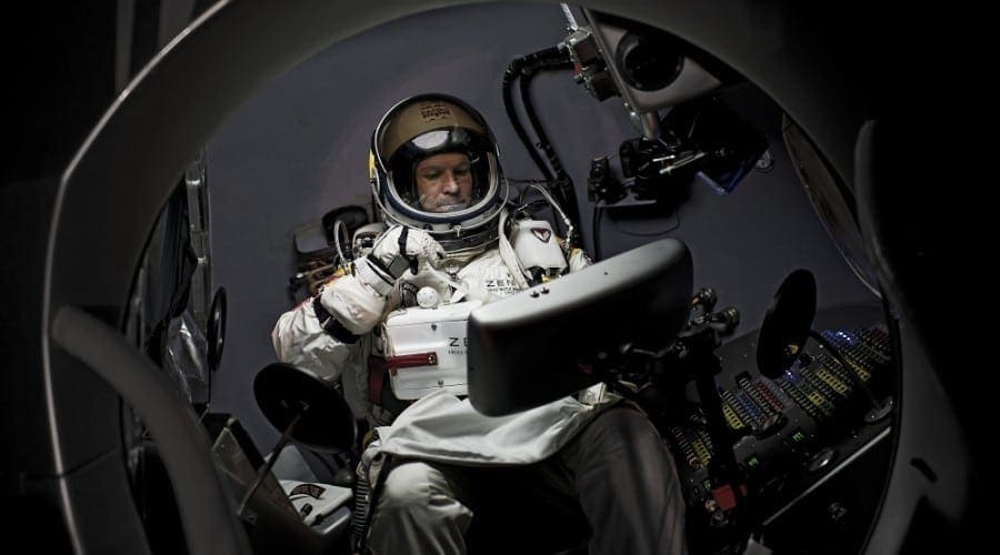 Felix Baumgartner sare azi de la 36 km. Urmăreşte finalul proiectului Red Bull Stratos live
