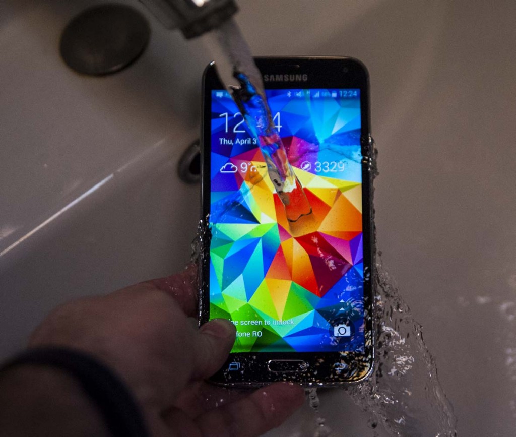 Samsung-Galaxy-S5-water-1