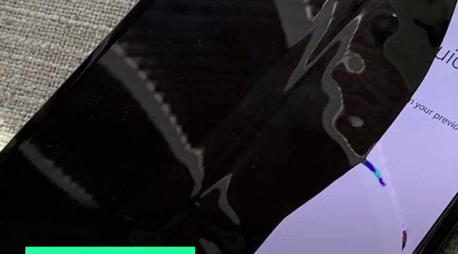 Din ce cauză a cedat display-ul unui model Galaxy Fold? Utilizatorul l-a exfoliat din neatenție
