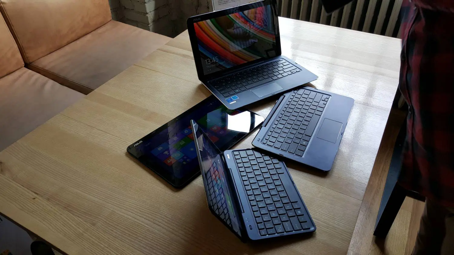 Asus a lansat în România dispozitivele 2-în-1 din seria Transformer Book Chi