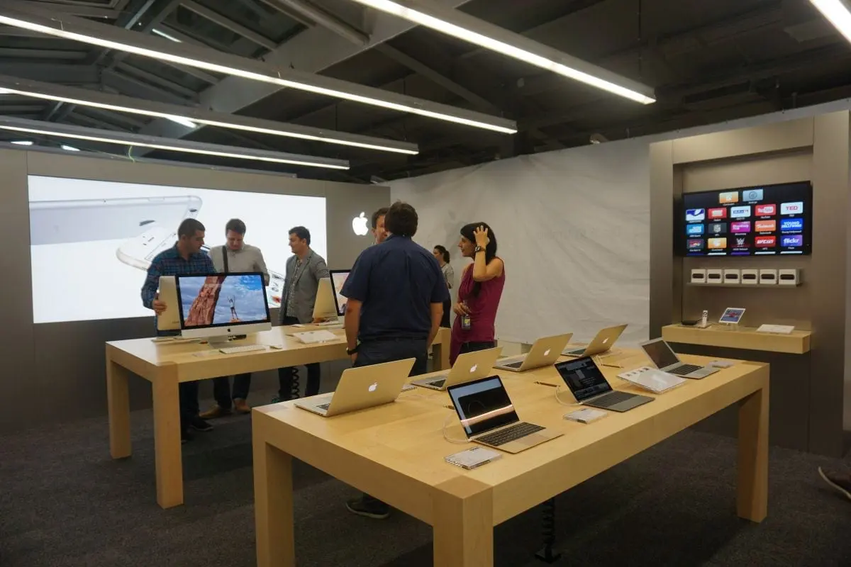 eMAG deschide primul Apple Shop din România