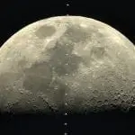 Camera Sony α7s a surprins Stația Spațială Internațională trecând prin fața lunii la 28.000 km/h