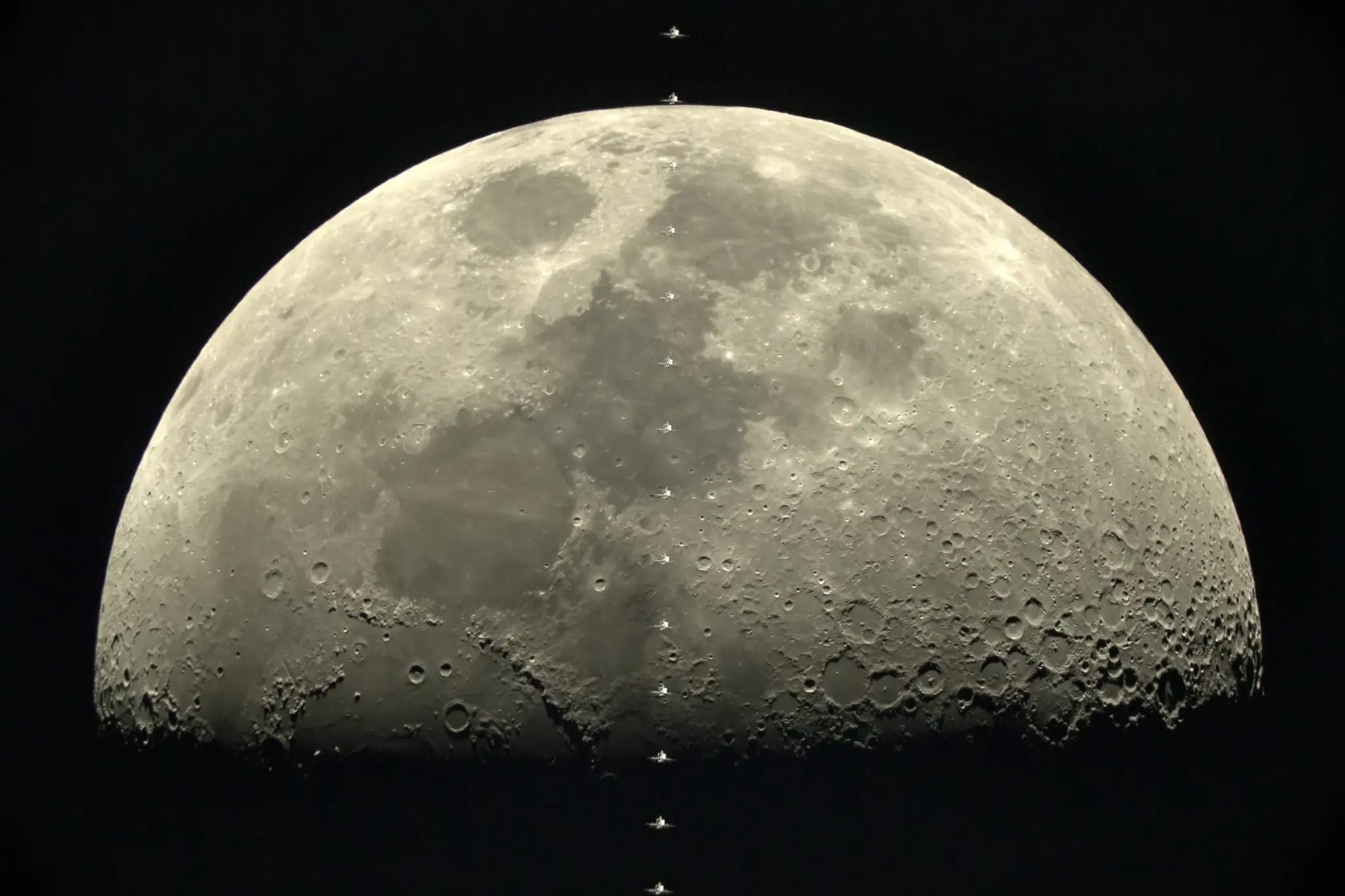 Camera Sony α7s a surprins Stația Spațială Internațională trecând prin fața lunii la 28.000 km/h
