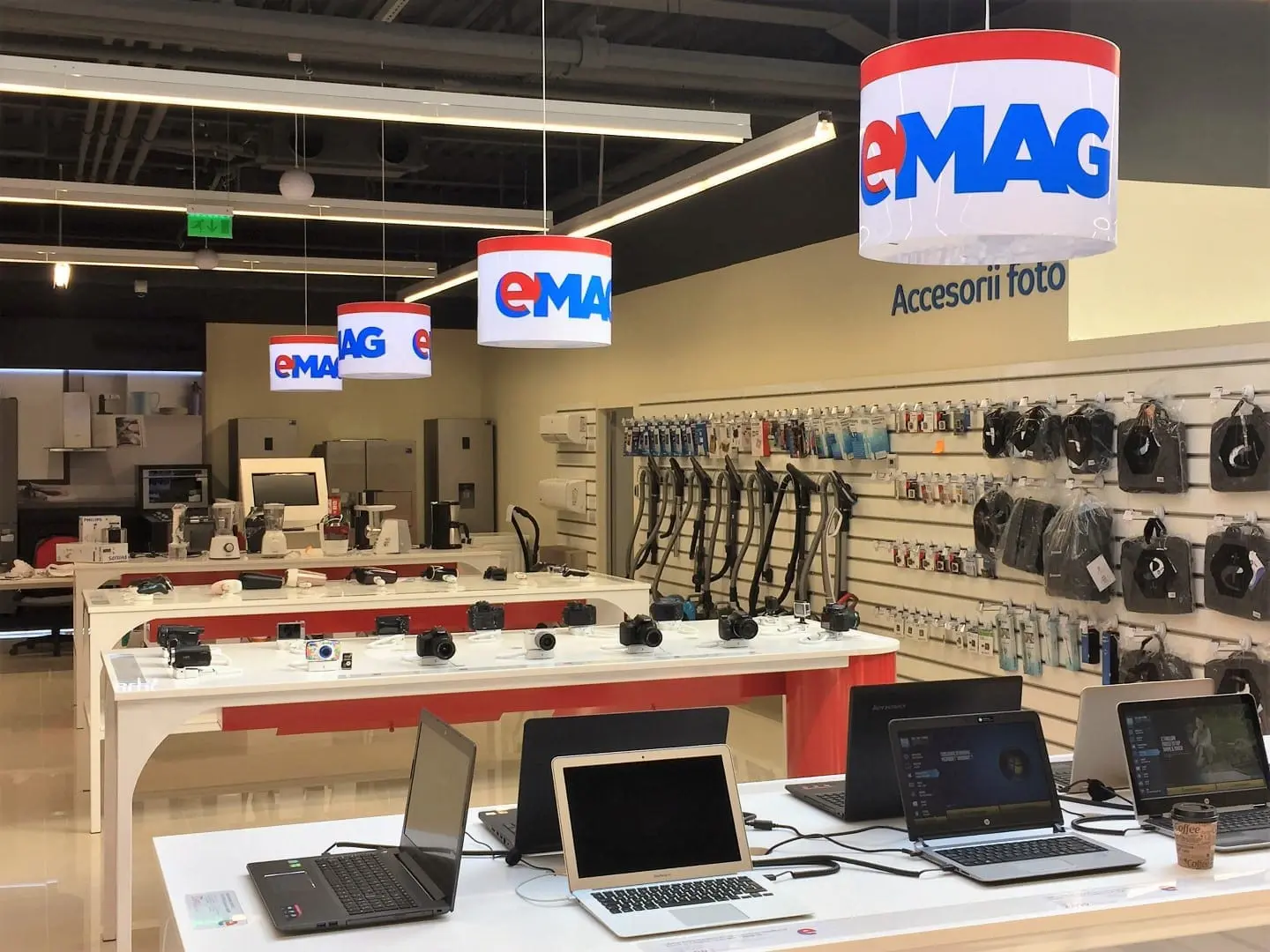 eMAG propune clienților un credit acordat 100% online. Cum îl poți accesa