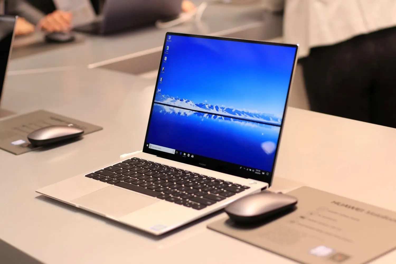 MWC 2018: Huawei lansează MateBook X Pro, un notebook cu camera integrată în tastatură