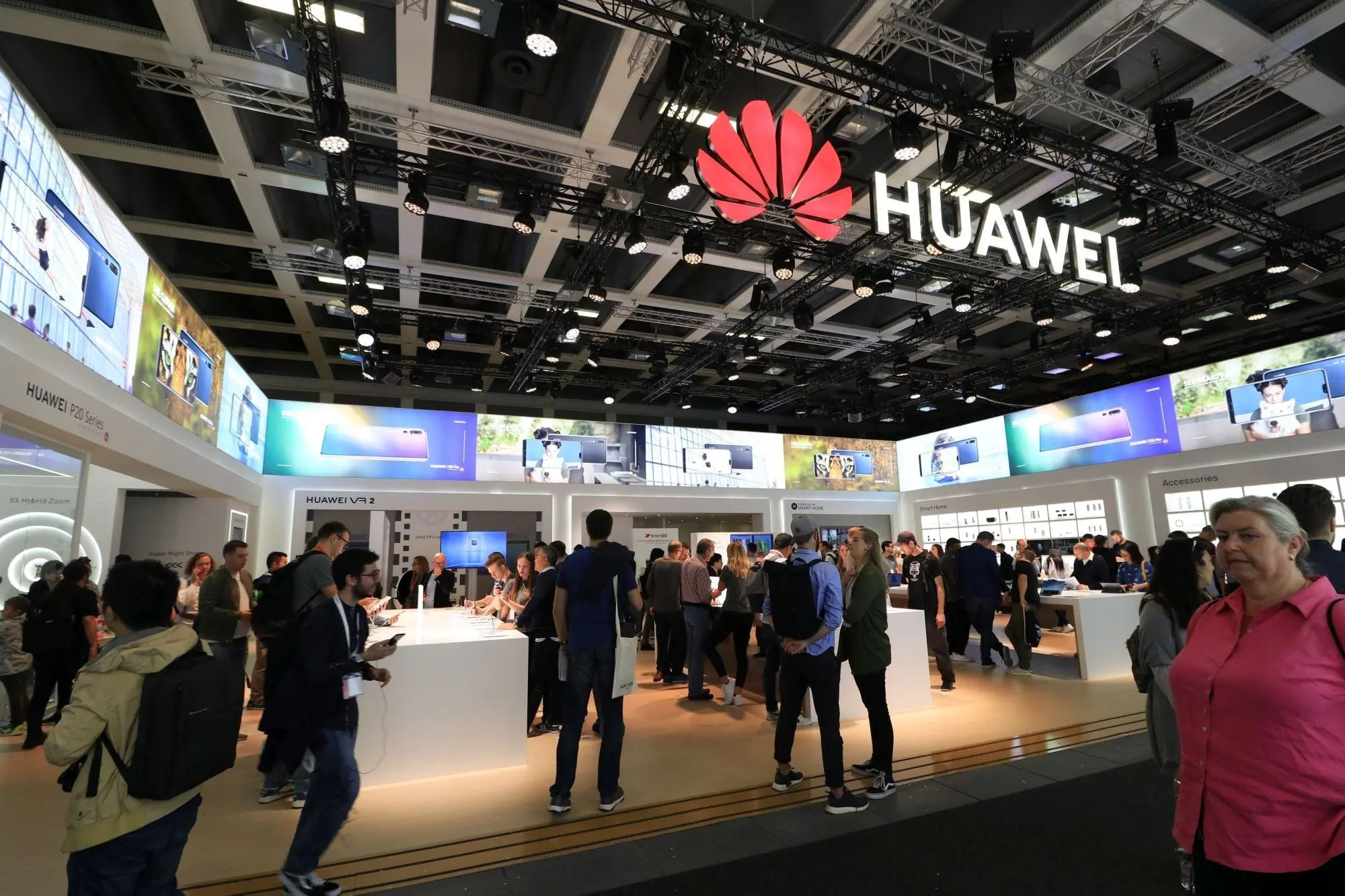 Alte noutăți Huawei de la IFA 2018: AI Cube, Huawei Locator și noi versiuni de culoare pentru smartphone-urile P20