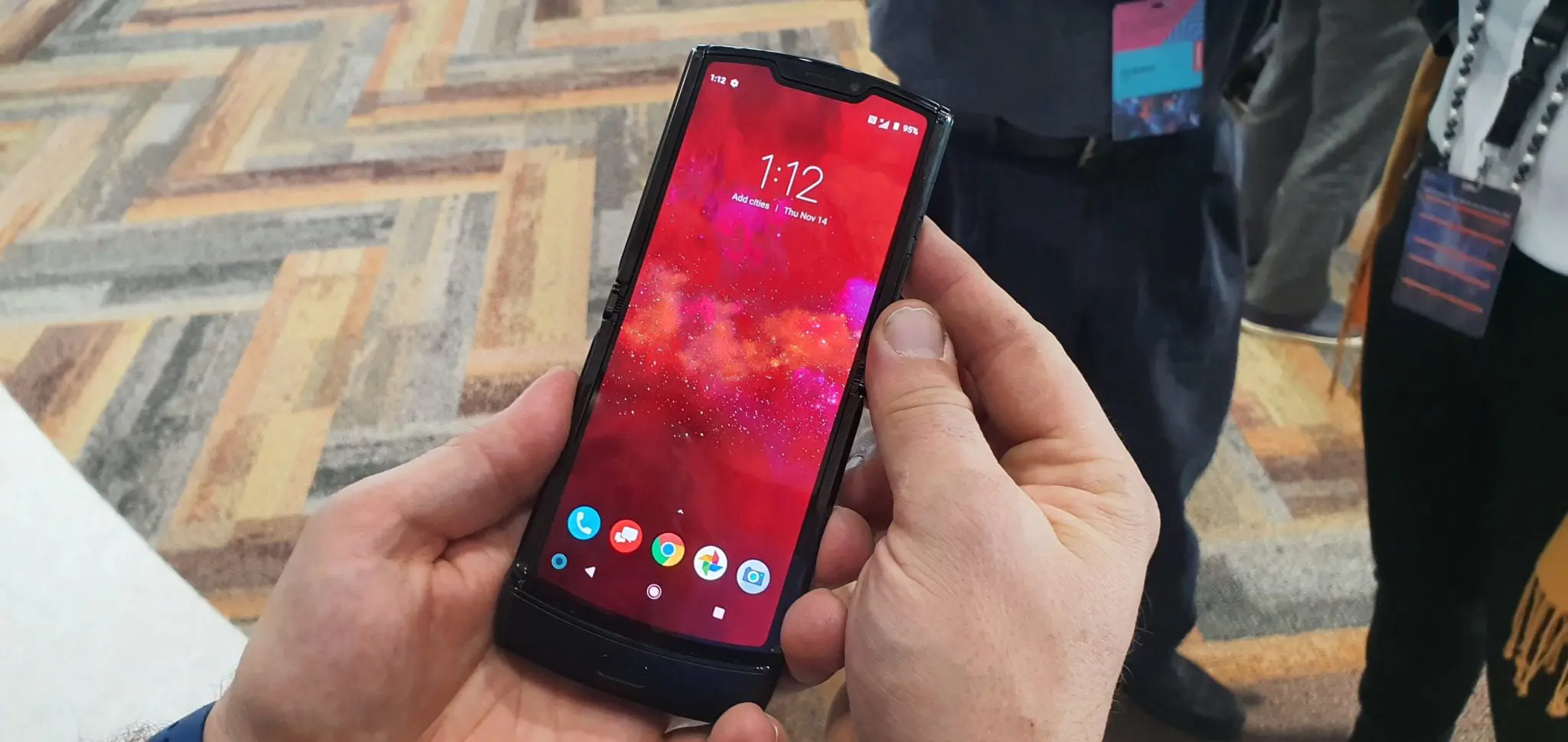 Motorola relansează Razr. Este primul telefon pliabil cu clapetă