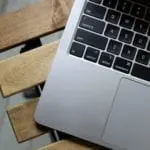 Apple schimbă tehnologia din spatele display-urilor MacBook Pro