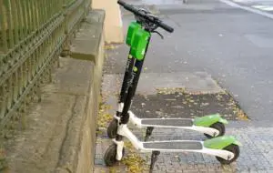 Lime micșorează tarifele în București. Cât costă acum să te plimbi cu trotinetele electrice