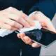 Cum dezinfectezi gadget-urile corect pentru a evita contactul cu microbii