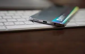 Cursa încărcării ajunge la numere fabuloase: Realme GT Neo 5 ar urma să vină cu încărcare pe fir de 240W