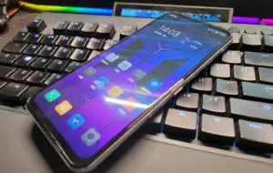 Noul telefon de gaming de la Lenovo are un design cel puțin interesant