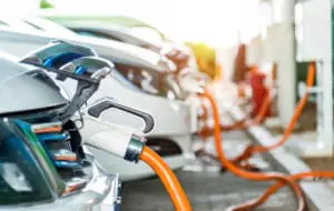 Studiile arată că deținătorii de mașini electrice revin la cele pe combustibili fosili după o vreme. De ce se întâmplă asta?