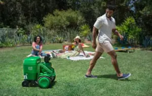 Heineken a creat robotul perfect, care îți aduce bere atunci când ai nevoie