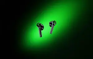 Razer lansează Hammerhead True Wireless X, căști cu iluminare LED
