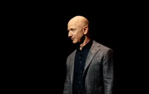 Jeff Bezos va zbura în spațiu luna viitoare, alături de fratele său