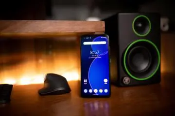 REVIEW Asus Zenfone 8: compact și puternic