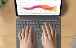 Logitech lansează o nouă tastatură Combo Touch pentru iPad Air 4
