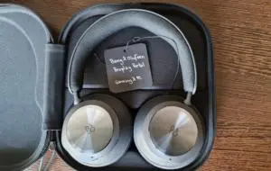 REVIEW Beoplay Portal: Primele căști de gaming de la Bang & Olufsen