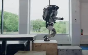 Roboții care fac parkour și se dau peste cap îți vor da fiori pe șira spinării