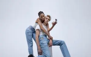 Samsung lansează blugi (!) cu un buzunar dedicat pentru un Galaxy Z Flip3