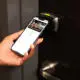 Turiștii vor putea adăuga la Apple Wallet cheile camerelor de hotel