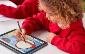 Tableta Lenovo 10w și convertibilul Yoga 13w au debutat, sunt destinate studenţilor