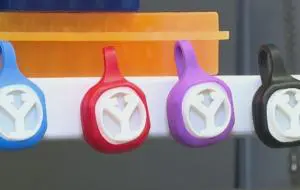 Cercetătorii dezvoltă un clips purtabil, care poate detecta expunerea la COVID-19