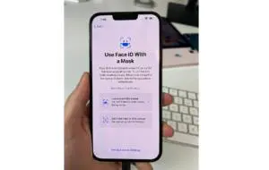 Vei putea debloca iPhone-ul prin Face ID şi cu masca pe faţă începând cu iOS 15.4