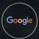 Modul întunecat al Google Search devine și mai întunecat în test pentru anumiți utilizatori