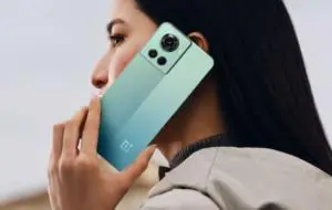 OnePlus 10R a debutat global, cu încărcare la 150W şi un spate sexy