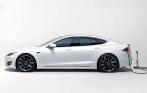 Tesla a livrat un număr record de mașini electrice în 2023: 1,8 milioane. Cine îi face concurență