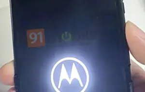 Motorola RAZR 3 îşi dezvăluie preţul; Telefonul pliabil va sosi în iulie