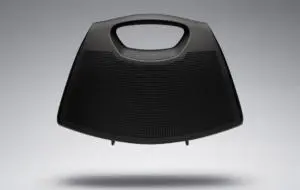 Geanta care este și boxă portabilă, lansată de Balenciaga în parteneriat cu Bang and Olufsen