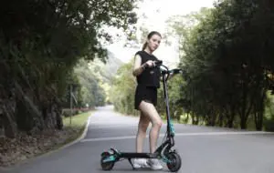Popularitatea trotinetelor electrice se află în continuă creștere: peste 50% dintre români iau în calcul un upgrade la scootere mai performante