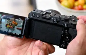 Nikon Z30 este o cameră de vlogging pentru YouTuberi, cu senzor de 20.9 MP APS-C