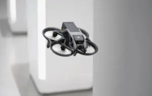 DJI prezintă drona Avata, gândită pentru vizualizare first person a filmărilor din zbor