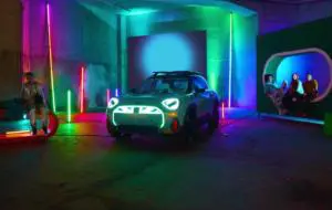 Mini a produs o maşină alături de Pokemon şi a pus un proiector pe ea; Automobilul se poate conecta la o consolă
