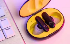 Logitech G FITS Earbuds este o pereche de căşti wireless mulată pe urechile gamerilor
