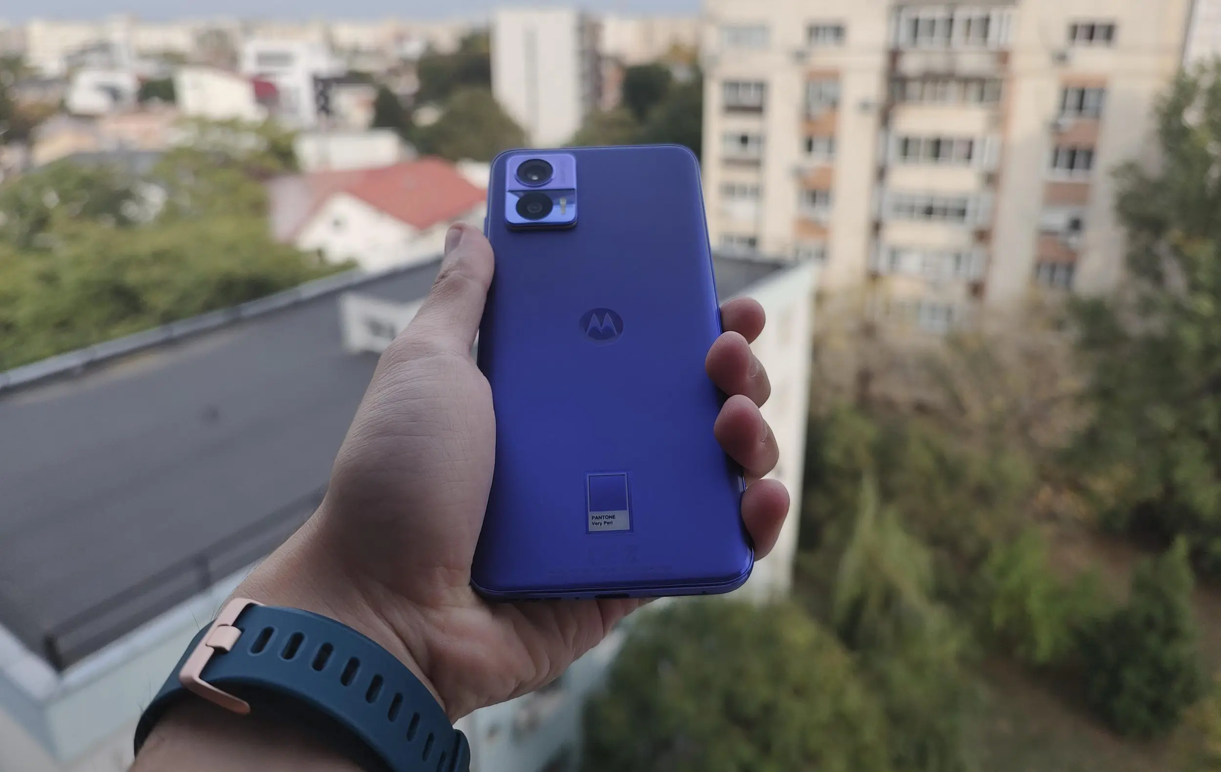 REVIEW Motorola Edge 30 Neo – Mai mult decât o culoare frumoasă?