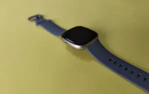Fitbit Versa 4 – Începe să se vadă „mâna” Google
