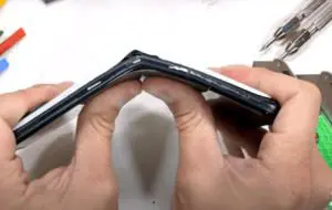 ASUS ROG Phone 6 Pro se îndoaie foarte uşor la testul de rezistenţă al lui JerryRigEverything