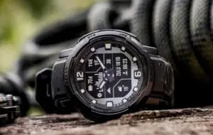 Garmin lansează ceasul Instinct Crossover Hybrid, cu design robust, autonomie crescută