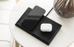 Tesla a lansat un încărcător wireless pentru telefoane cu preţ exagerat