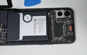 UE forţează producătorii de telefoane să facă bateriile mai uşor de înlocuit