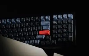 OnePlus se apucă de tastaturi mecanice, în parteneriat cu Keychron