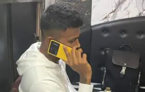 POCO X5 fotografiat în mâna unui sportiv vedetă în India