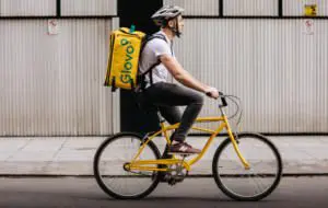 Glovo anunță programul „Angajamentul pentru curieri”. Aceștia vor primi cursuri de siguranță rutieră