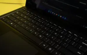 LSE prezice sfârșitul tastaturii: cum vor comunica angajații născuți după 2010 cu șefii lor