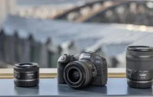 Canon a lansat aparatele foto EOS R50 şi R8, pentru creatori de conţinut